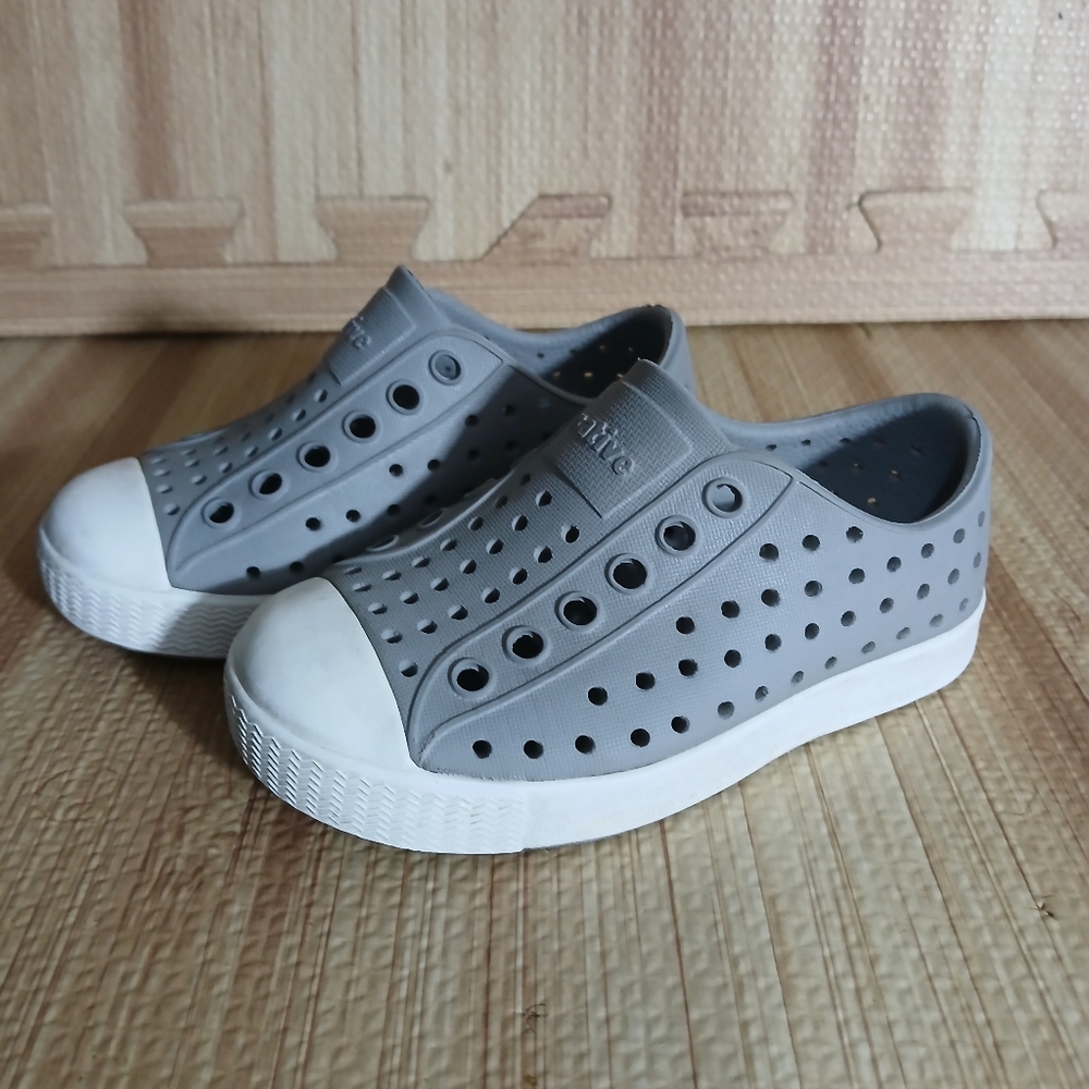 Native Jefferson Shoes Kids Gray Slip On Waterproof Shoes Size C6 Outdoor Un
